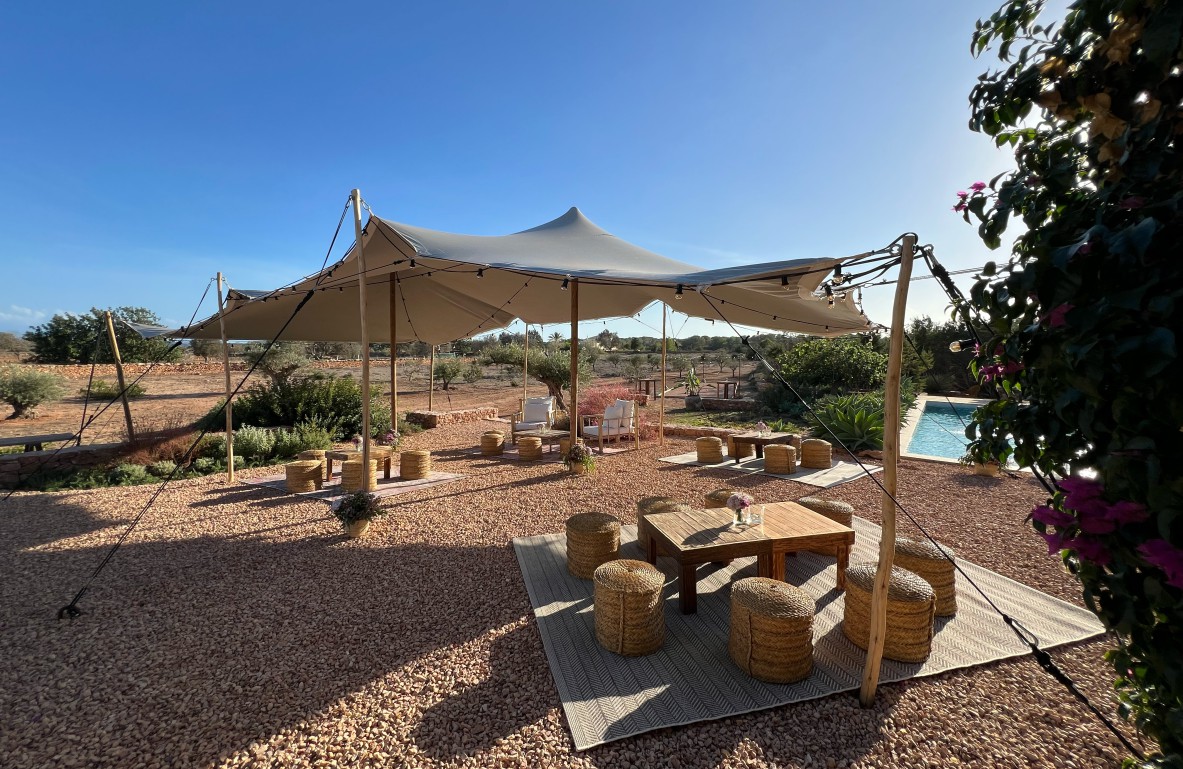 Carpas beduinas: el alma de una boda perfecta en Formentera, Decoración bodas Formentera